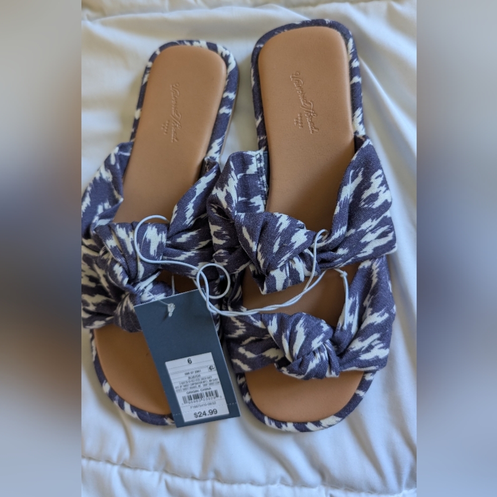 NEW Women's Patterned Bow Sandals Universal Thread Size 6 Navy / White